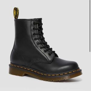 BNIB Dr. Martens 1460 Smooth Leather Lace Up Boots